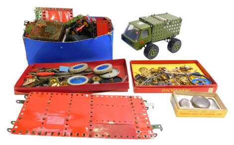 Meccano, including Meccano Gears Outfit B, Meccano Accessory Outfit 2A, Meccano US Army truck, etc. (1 tray)