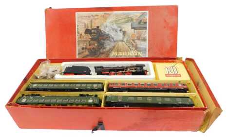 A Marklin HO gauge train set, including 4-6-2 locomotive of the Deutsche Bahn, three Deutsche Bahn coaches, a DSG Speisewagen, track, etc., boxed.