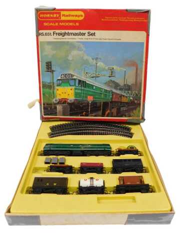 Hornby Railways OO gauge train set RS651 The Freighmaster set, including a Class 31 diesel locomotive D5572 in BR green, seven piece of rolling stock including a United Dairies tanker and GW box car, and an oval of track, Hornby Railways points, and a Hor