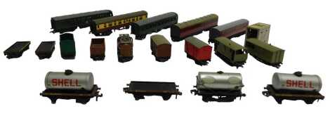 A group of Hornby Dublo OO gauge rolling stock, to include horsebox with horse, 4316, Ireland platform kit, 5030, suburban coach, 4084, etc. (1 tray)