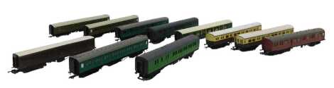 OO gauge coaches, Hornby and other. (1 tray)