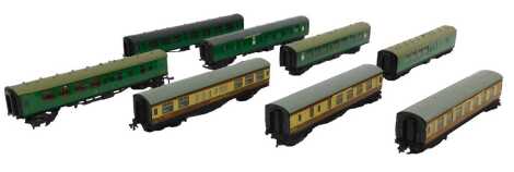 Hornby OO and Hornby coaches, including WR The Bristolian coaches, Southern Railway coaches, etc. (1 tray)