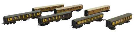 Tri-ang and Wrenn OO gauge coaches, including LNER teak coaches and Pullman coaches car number 73, car number 77, Aries and Heron. (1 tray)