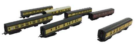 Hornby and Lima OO gauge coaches, including GWR compartment coach First, Third and Guard, GWR restaurant car 9578 Third and First Class, BR Mk 1 coaches, etc. (2 trays)