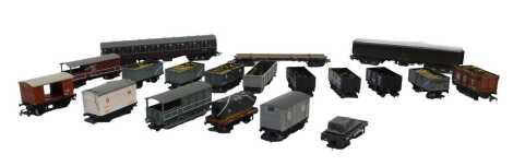 Bachmann Hornby and other OO gauge rolling stock, including a Lima GWR Syphon G wagon, a Bachmann brake coach, Evans and Bevan anthracite plank wagon, GW Mica B wagon, etc. (1 tray)