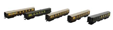 Bachmann and Hornby OO gauge Pullman coaches, including Pullman Eagle, Pullman car number 27, Pullman Emerald, Pullman car number 347, and Pullman car number 65. (5)