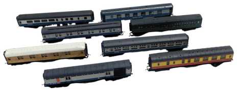 Hornby and Airfix OO gauge coaches, unboxed, including Golden Arrow 53095 coach, LNER teak sleeping car, Royal Mail TPO, Executive blue livery, Intercity coaches, etc. (a quantity)