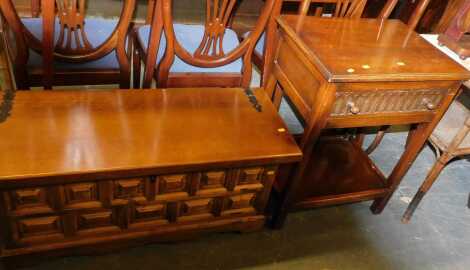 An oak blanket box with panelled detail, 100cm long x 45cm high x 40cm deep, together with a sideboard unit, single drawer, with open level storage. (2)