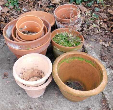 A quantity of terracotta garden pots, various sizes.