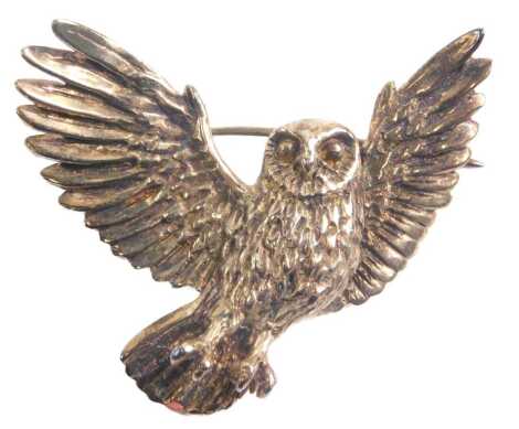 A silver gilt owl brooch, the owl in flight on single pin back, maker LD London 1977, 4cm wide, 13.2g. On initial inspection, the brooch is in good condition.