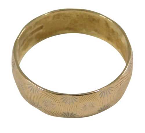 A wedding band, with textured and engraved decoration, stamped 750, size Q, 4.1g.
