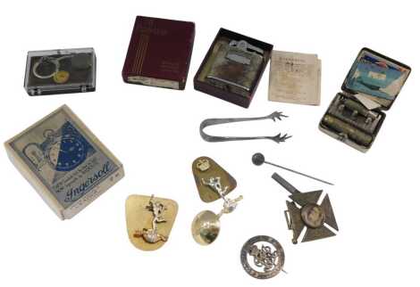 A Ronson pocket lighter, WWI wound badge, Queen Victoria golden jubilee commemorative badge, military badges, and sundry collectables.