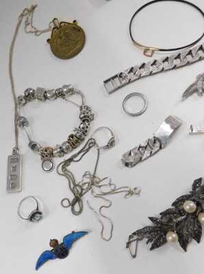 Silver and costume jewellery, including crucifix pendants, Queen Victoria gilt penny pendant 1889, RAF silver and enamel wings brooch, floral marcasite and simulated pearl brooch, Pandora bracelet, and a gold plated and paste set bangle. - 2