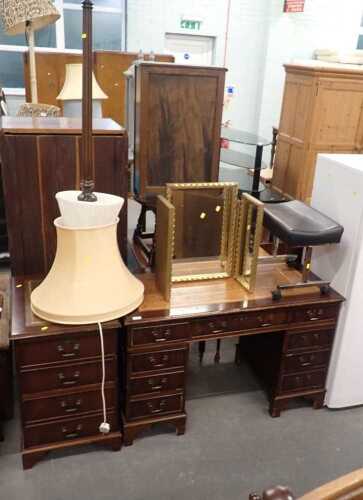 A mahogany pedestal desk, with a brown gilt tooled leather panel above an arrangement of nine drawers, on bracket feet, 76cm high, 121cm wide, 61cm deep.