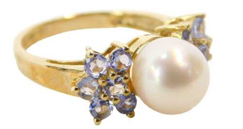 A 9ct gold dress ring, set with single pearl to shoulder, 7mm diameter, flanked by twelve small amethysts, size J/K, 2.8g.