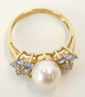 A 9ct gold dress ring, set with single pearl to shoulder, 7mm diameter, flanked by twelve small amethysts, size J/K, 2.8g. - 2