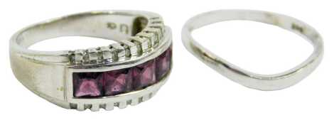 A 9ct white gold band, size O, 1.4g, and a 9ct white gold and amethyst dress ring, size O, 4.6g. (2)