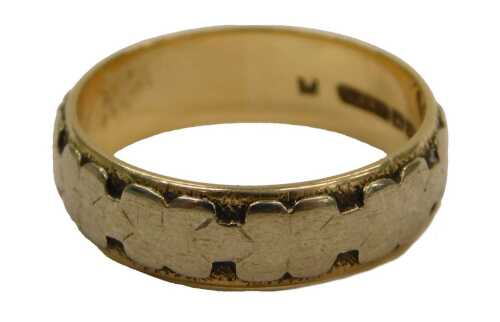 A 9ct bicolour gold wedding band, size P, 4.0g.