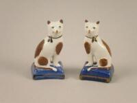 A pair of small Staffordshire cats