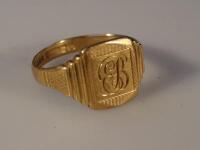 A 9ct gold gentlemen's signet ring