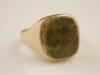 A 9ct gold gentlemans agate set signet ring