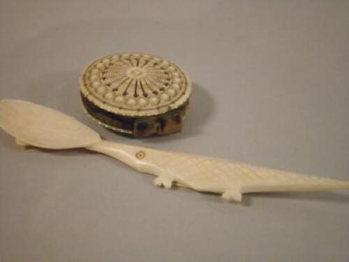 Two pieces of late 19th/early 20thC ivory