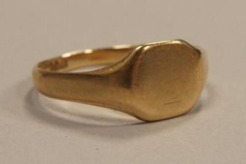 A 9ct gold gentleman's signet ring