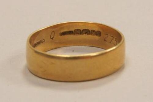 An 18ct gold wedding band