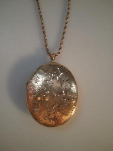 A 9ct gold locket