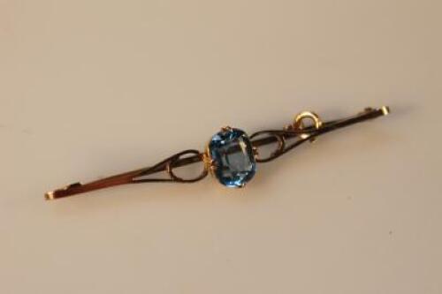 A single stone bar brooch