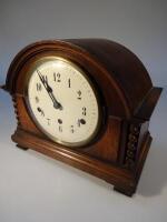 An early 20thC oak mantel clock