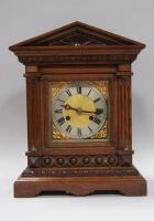 An early 20thC oak mantel clock