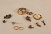 A small quantity of small jewellery items