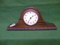 An early 20thC oak cased mantel timepiece
