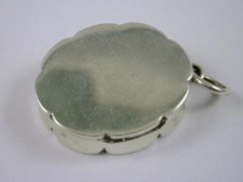 An Edwardian silver vinaigrette of oval form