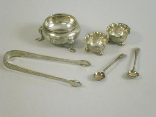 A collection of small silver and plate