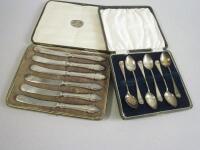 A set six silver Old English pattern teaspoons