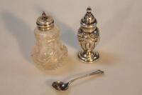 An Edwardian silver pepperette