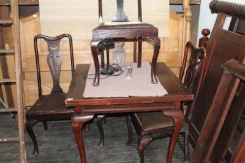 A 20thC drawleaf table and four Queen Anne style dining chairs.