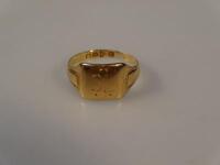 An 18ct gold very small size signet ring