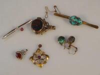 A small quantity of jewellery items