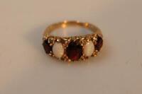 A ladies 9ct gold ring