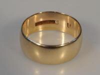 A 9ct gold wedding band