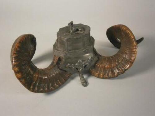 A late 19thC pewter and horn mounted snuff mull