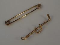 A 9ct gold crop and horseshoe bar brooch