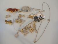 Various items of costume jewellery