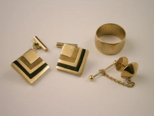Four jewellery items
