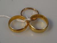 Three 9ct gold wedding bands