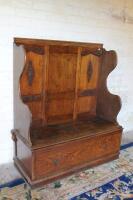 An early 20thC oak settle.