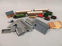 Various items of Hornby and other 00 gauge accessories